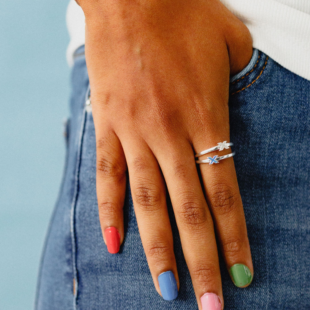 kiss-ring-blue-and-gray-silver-on-finger-view