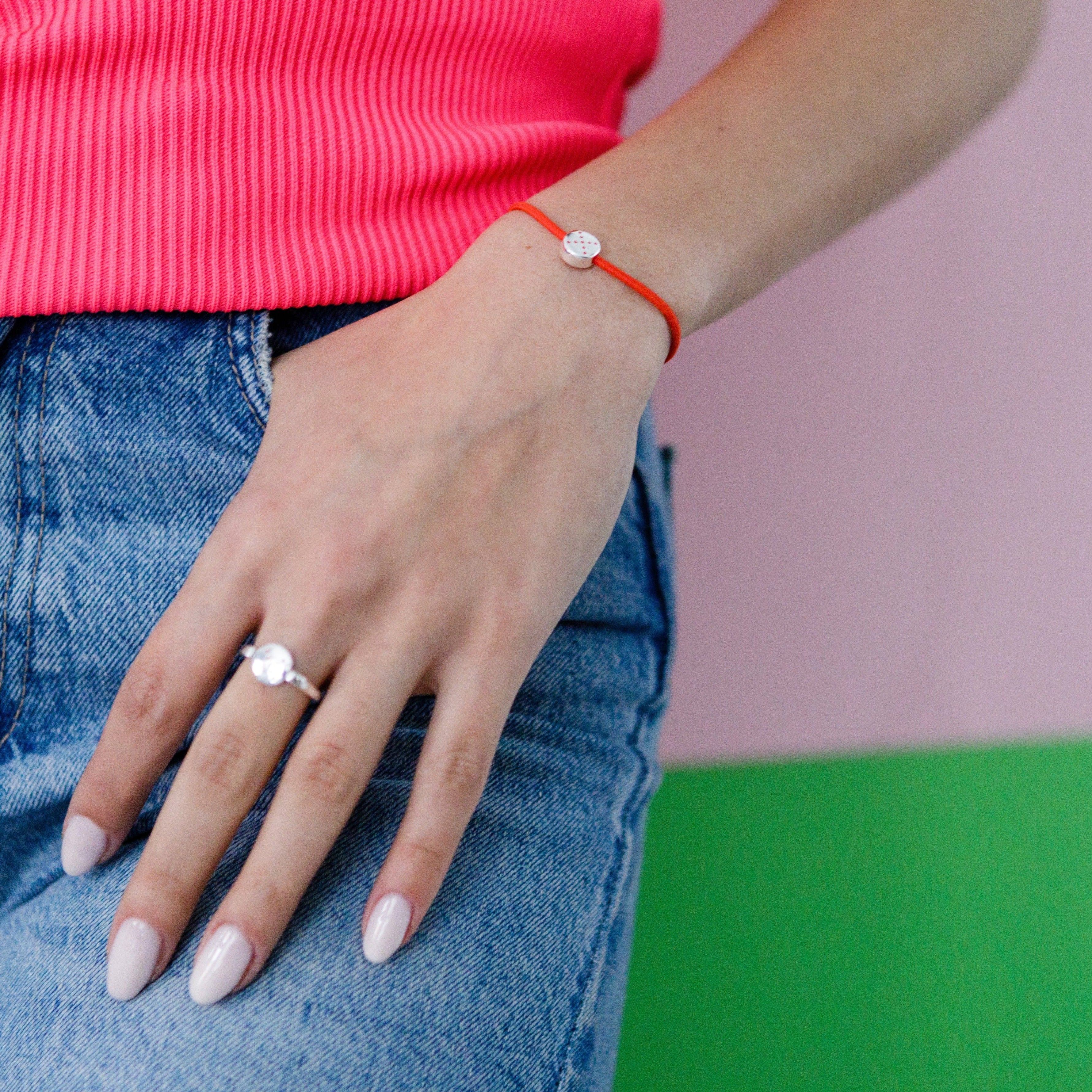 sporty-spinning-bracelet-ring-orange-on-hand-view