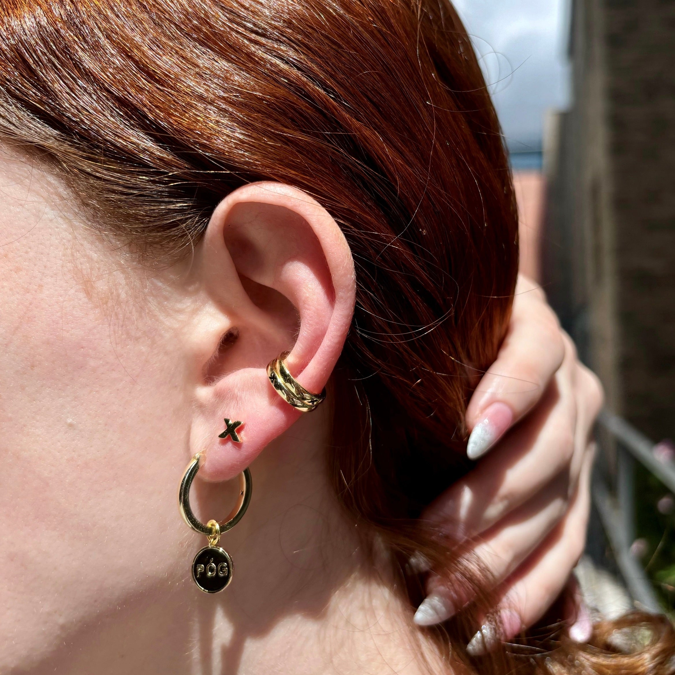 earstack-stud-cuff-shine-black-gold-on-ear-view