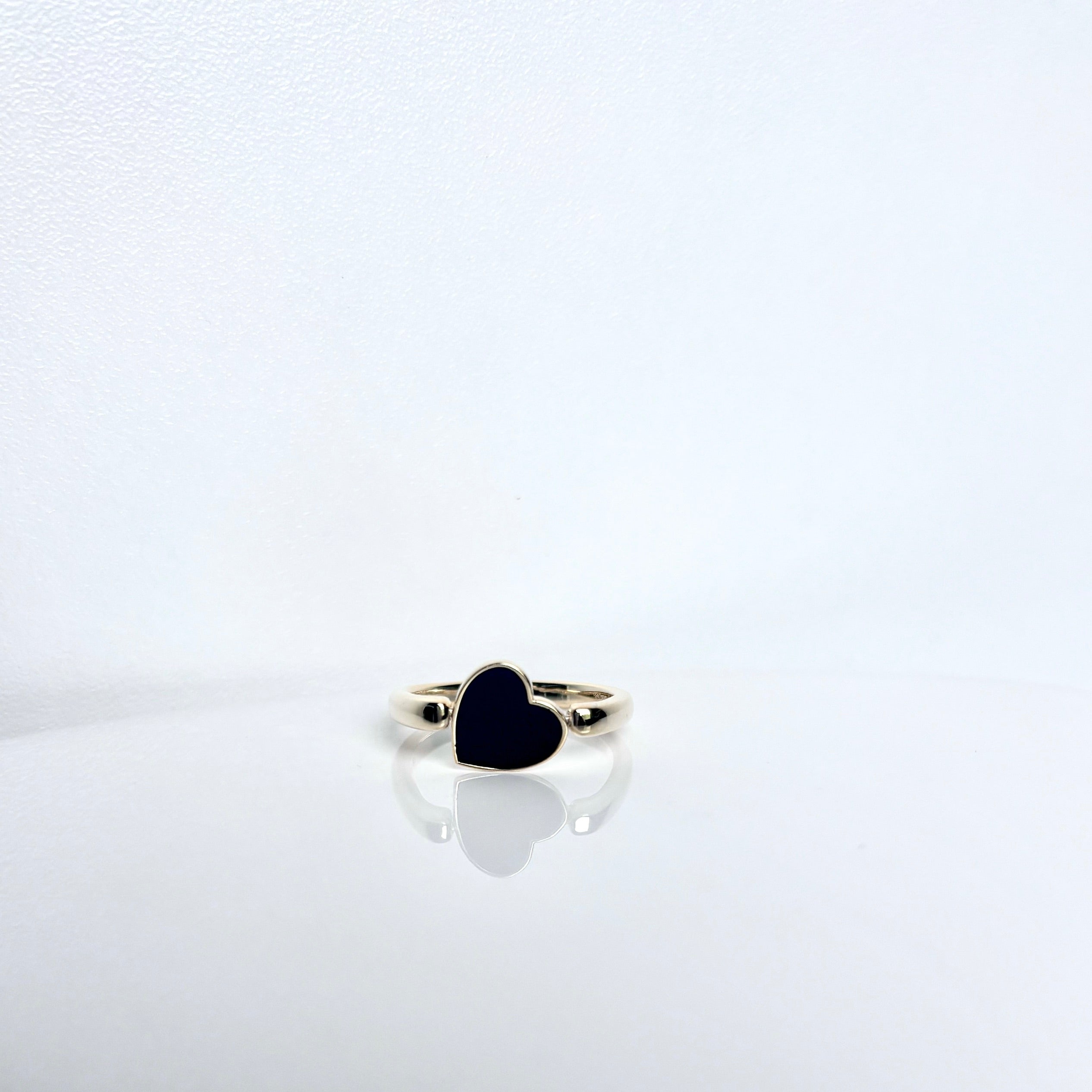 póg jewellery_gold fidget ring with black heart_front view