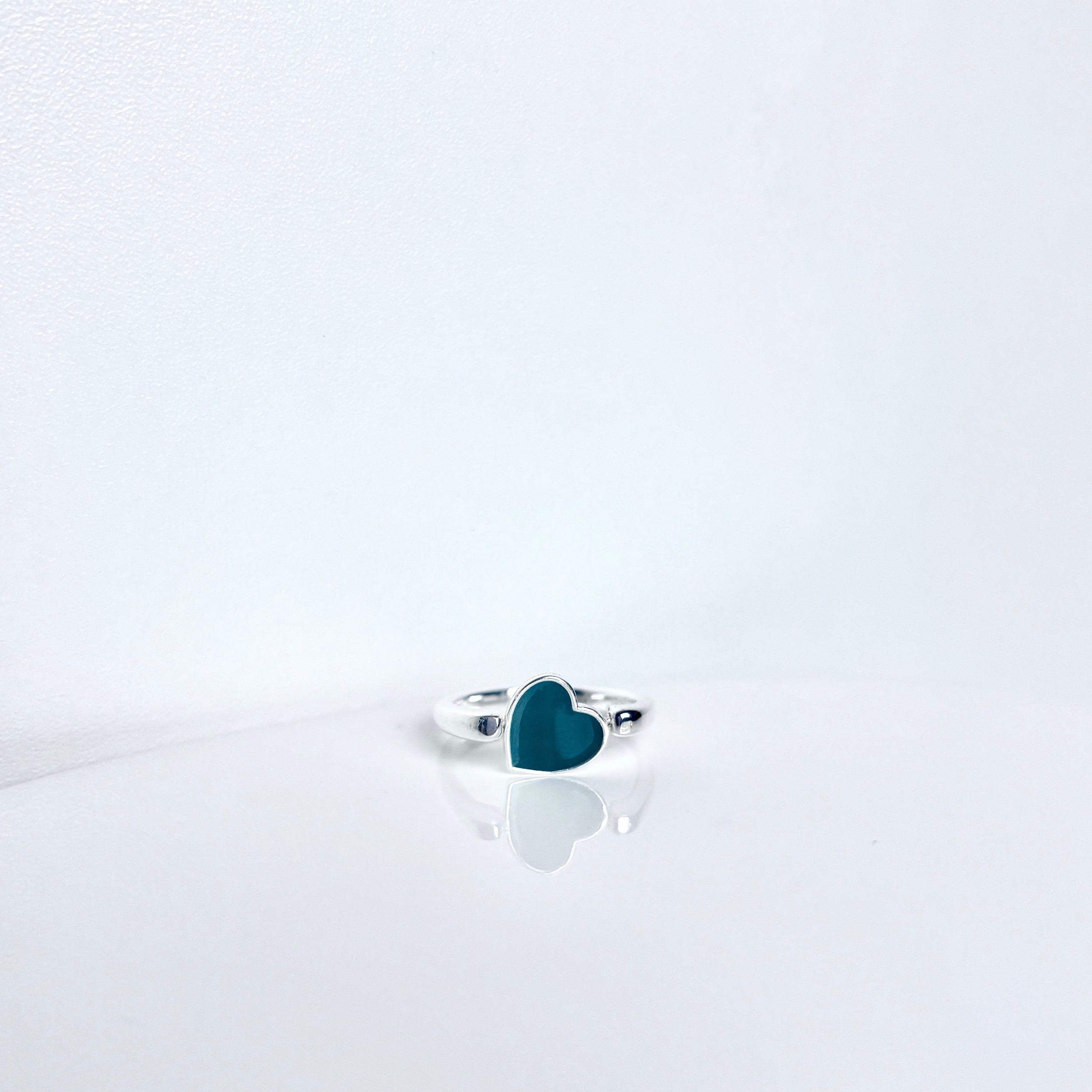 póg jewellery_silver fidget ring with green heart_front view