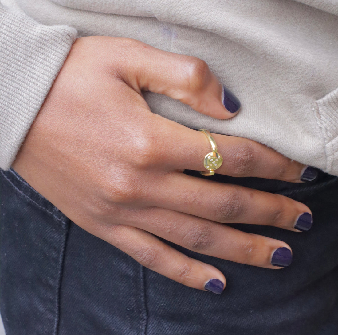 spinning-ring-gold-on-hand-view
