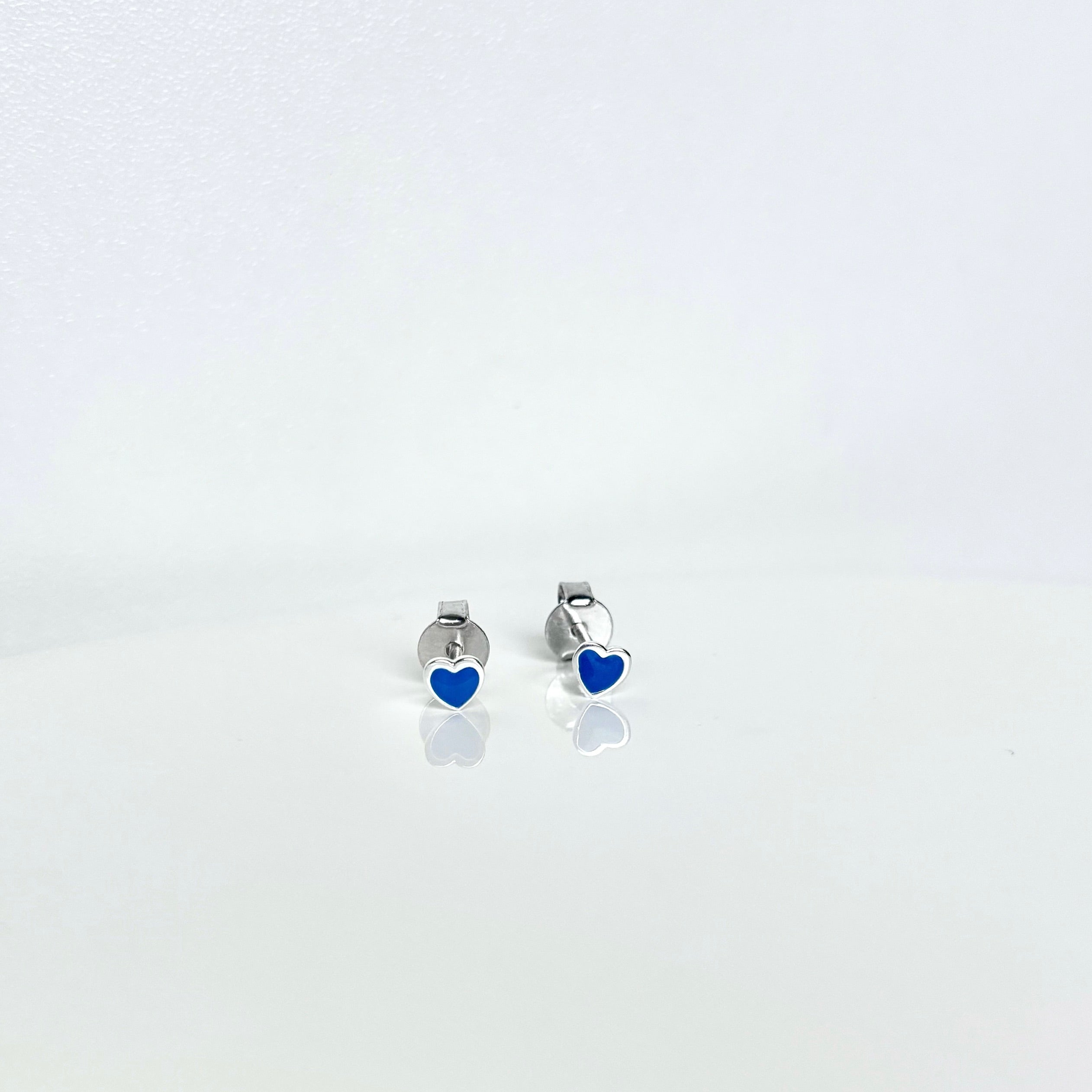 heart stud earrings_blue and silver_frontview_4mm