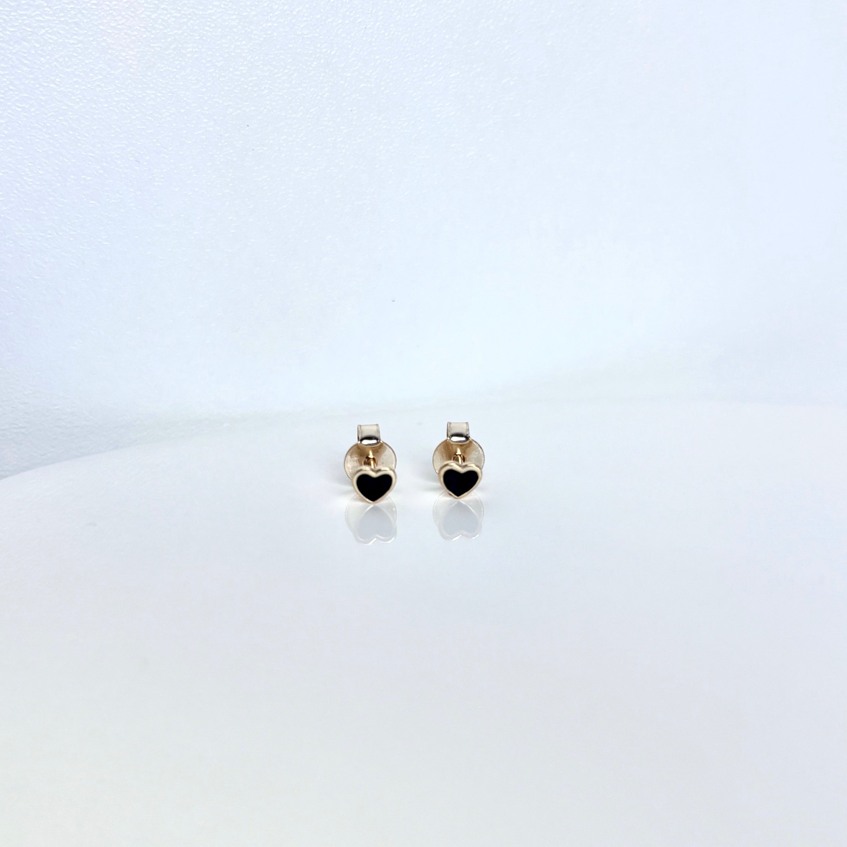 heart stud earrings_black and gold_frontview_4mm