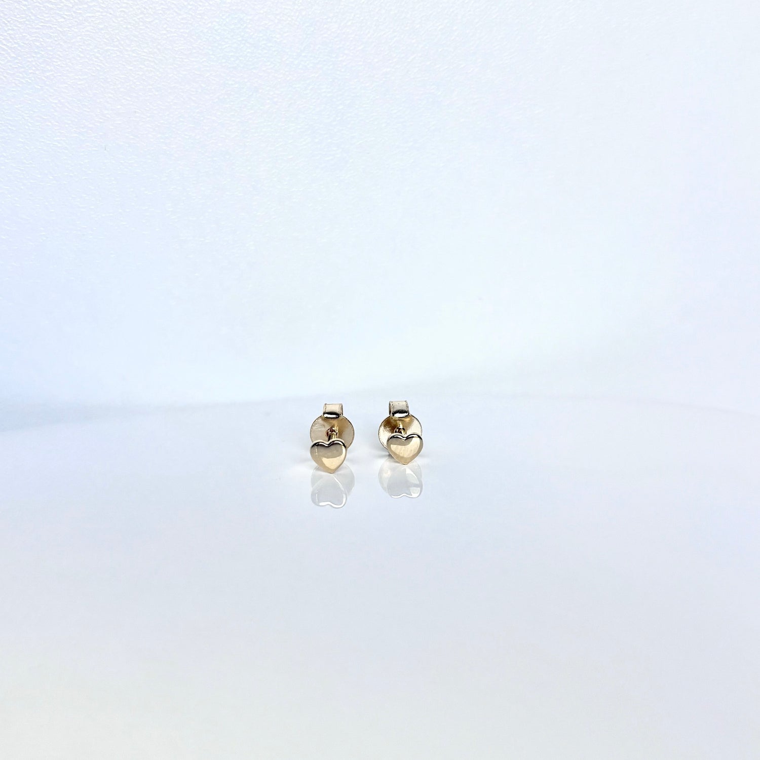 heart stud earrings_gold_frontview_4mm