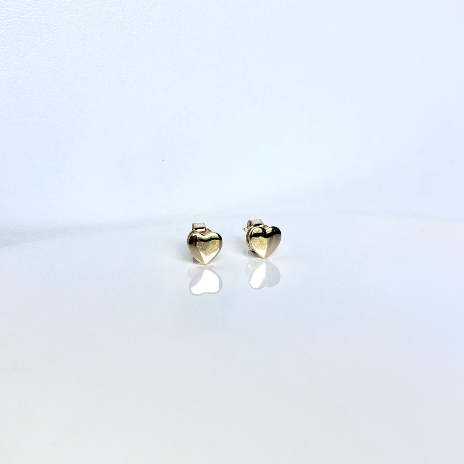 heart stud earrings_gold_frontview_6mm