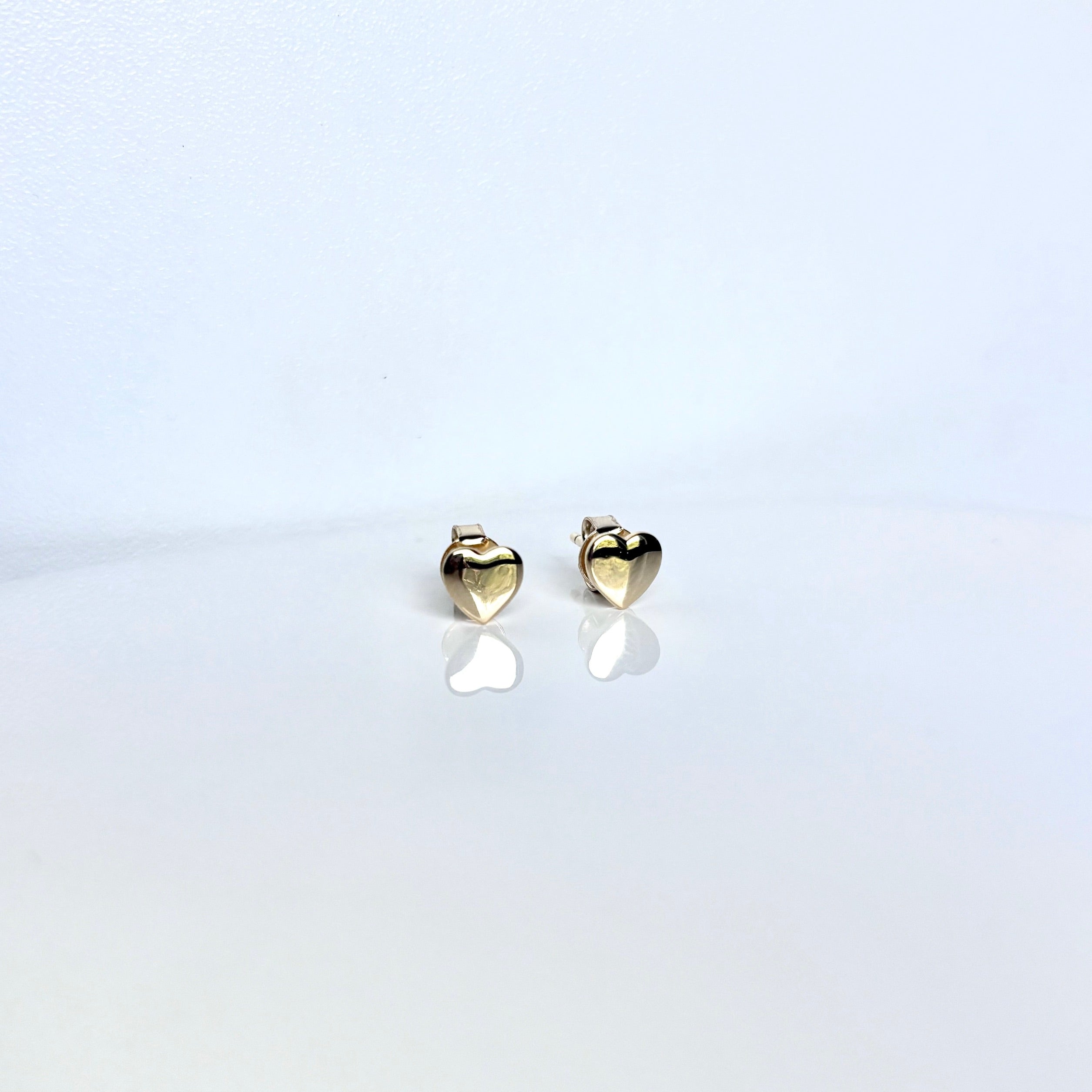 heart stud earrings_gold_frontview_6mm