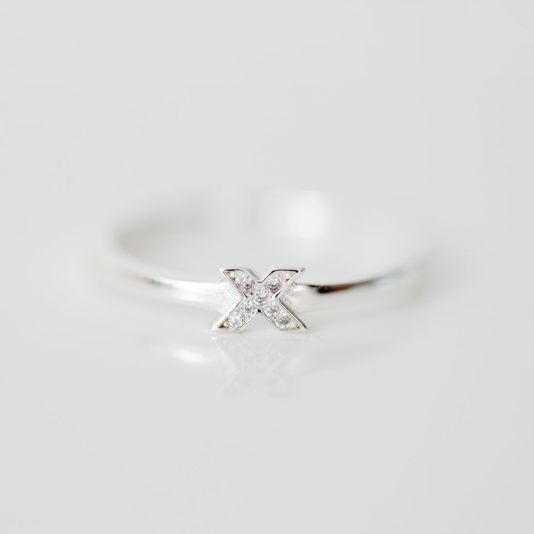 shine-kiss-ring-silver-front-view