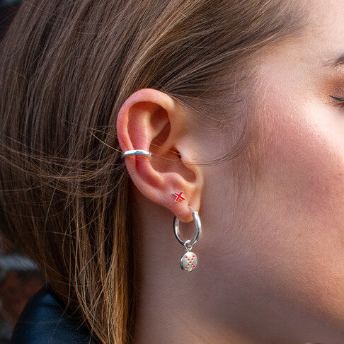 earstack-Stud-Cuff-shine-black-gold-on-ear-view
