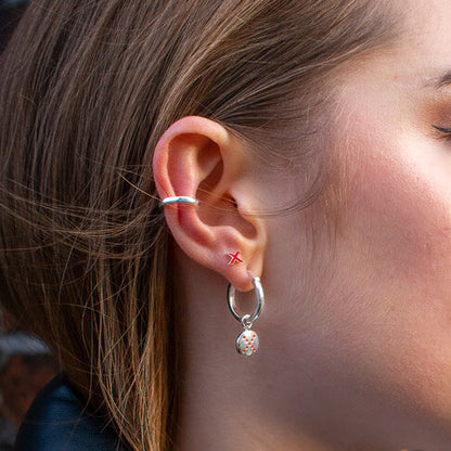 earstack-Stud-Cuff-shine-black-gold-on-ear-view
